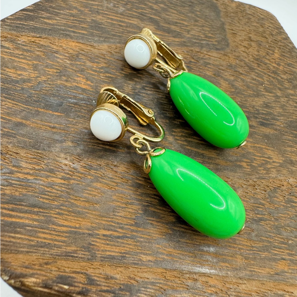 Avon vintage 1980s gold tone jade green and white acrylic clip on drop earrings